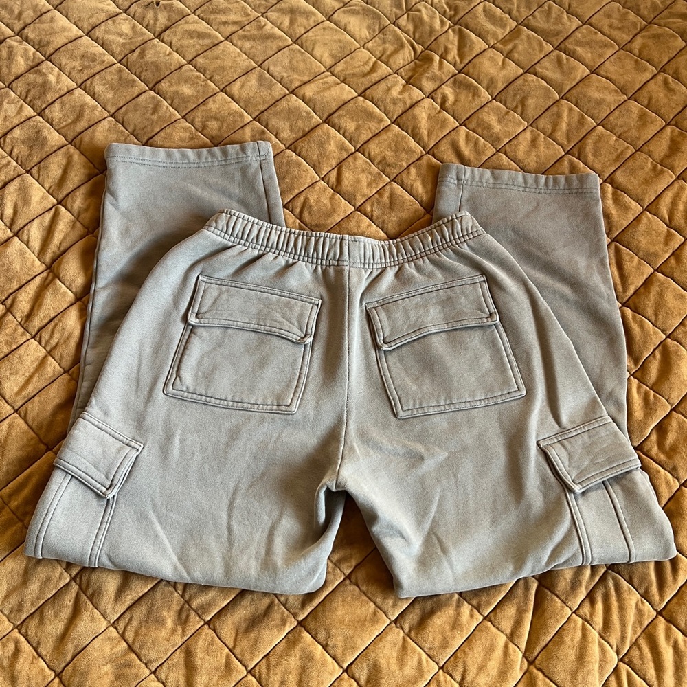 ARITZIA COZY SWEATFLEECE MEGA FIT CARGO SWEATPANTS SMALL TAUPE - Picture 2 of 7